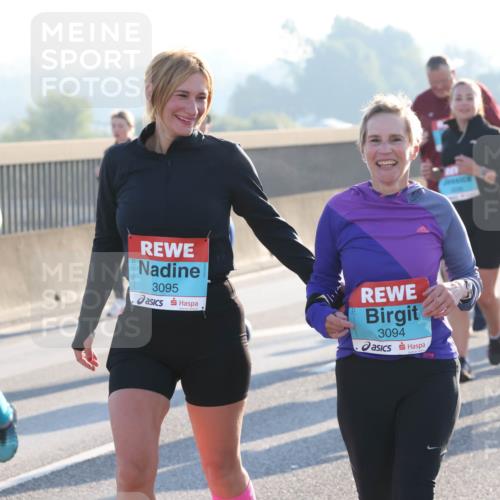 03.10.2025 - Köhlbrandbrückenlauf Lena Gebhardt http://msf.ph/oto/9047872 03.10.2025 09:30:01 Position 1 2547, 3095, 3094 meine-sportfotos.de