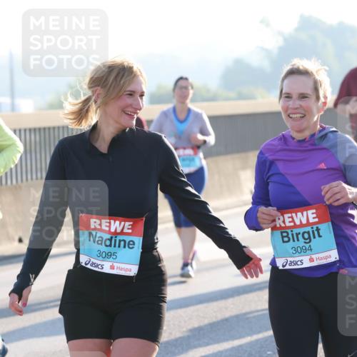 03.10.2025 - Köhlbrandbrückenlauf Lena Gebhardt http://msf.ph/oto/9047876 03.10.2025 09:30:02 Position 1 2547, 3095, 3094 meine-sportfotos.de