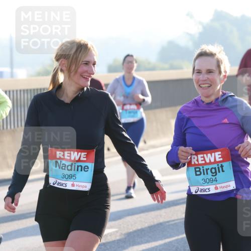 03.10.2025 - Köhlbrandbrückenlauf Lena Gebhardt http://msf.ph/oto/9047878 03.10.2025 09:30:02 Position 1 2547, 3095, 3094 meine-sportfotos.de