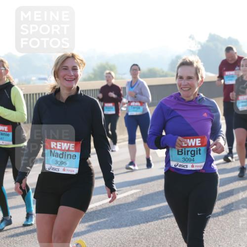 03.10.2025 - Köhlbrandbrückenlauf Lena Gebhardt http://msf.ph/oto/9047880 03.10.2025 09:30:02 Position 1 2547, 3095, 3094 meine-sportfotos.de