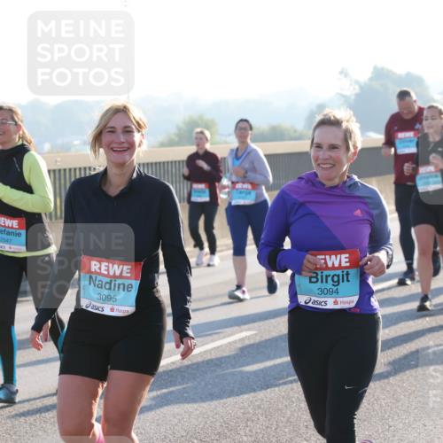 03.10.2025 - Köhlbrandbrückenlauf Lena Gebhardt http://msf.ph/oto/9047883 03.10.2025 09:30:02 Position 1 219, 2547, 3095, 3094 meine-sportfotos.de