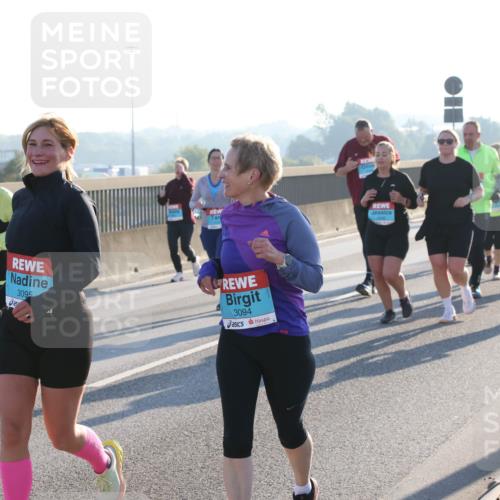 03.10.2025 - Köhlbrandbrückenlauf Lena Gebhardt http://msf.ph/oto/9047885 03.10.2025 09:30:02 Position 1 2199, 2547, 3095, 3094 meine-sportfotos.de