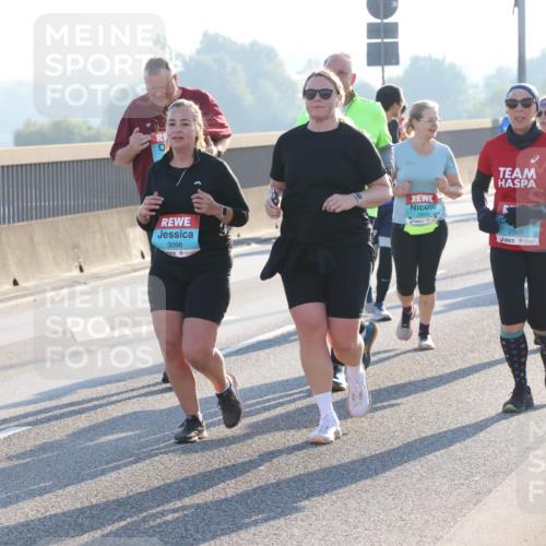 03.10.2025 - Köhlbrandbrückenlauf Lena Gebhardt http://msf.ph/oto/9047900 03.10.2025 09:30:03 Position 1 2530, 3098, 2565 meine-sportfotos.de