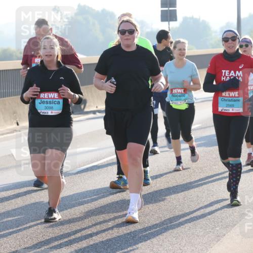 03.10.2025 - Köhlbrandbrückenlauf Lena Gebhardt http://msf.ph/oto/9047903 03.10.2025 09:30:03 Position 1 3098, 2894, 2565 meine-sportfotos.de