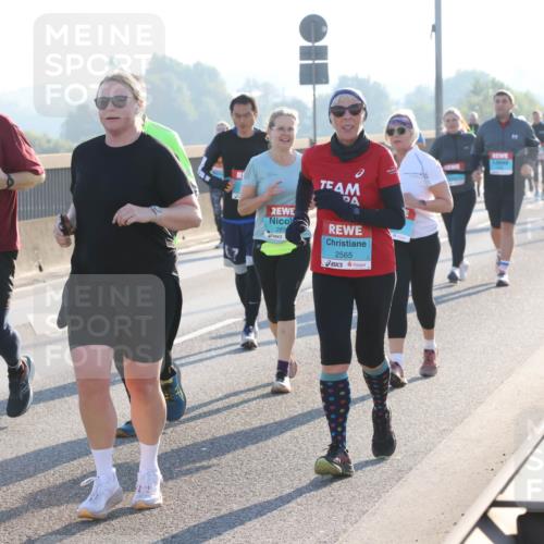 03.10.2025 - Köhlbrandbrückenlauf Lena Gebhardt http://msf.ph/oto/9047927 03.10.2025 09:30:04 Position 1 3098, 289, 2565 meine-sportfotos.de