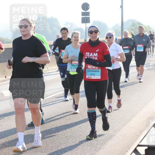 03.10.2025 - Köhlbrandbrückenlauf Lena Gebhardt http://msf.ph/oto/9047930 03.10.2025 09:30:04 Position 1 3098, 289, 2565 meine-sportfotos.de