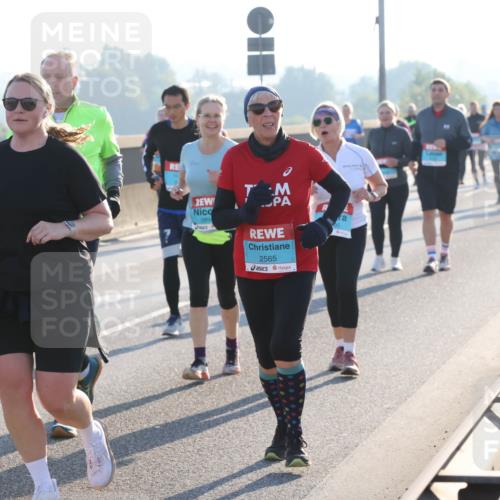 03.10.2025 - Köhlbrandbrückenlauf Lena Gebhardt http://msf.ph/oto/9047932 03.10.2025 09:30:05 Position 1 49, 289, 2565 meine-sportfotos.de