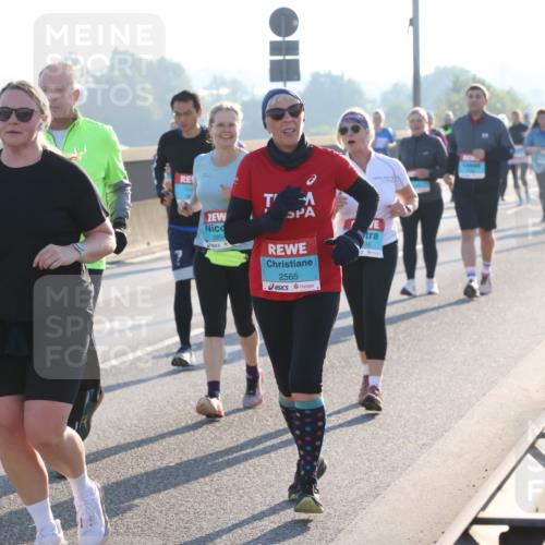 03.10.2025 - Köhlbrandbrückenlauf Lena Gebhardt http://msf.ph/oto/9047935 03.10.2025 09:30:05 Position 1 289, 2565 meine-sportfotos.de