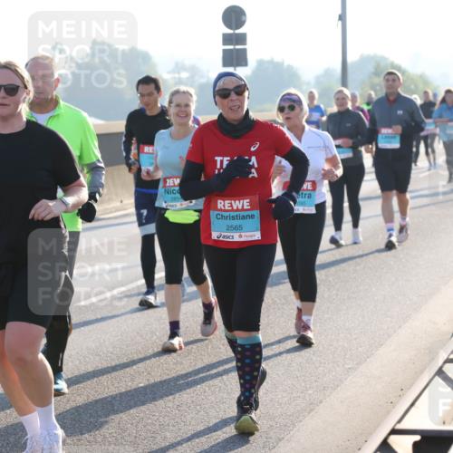 03.10.2025 - Köhlbrandbrückenlauf Lena Gebhardt http://msf.ph/oto/9047937 03.10.2025 09:30:05 Position 1 2894, 2565, 895 meine-sportfotos.de
