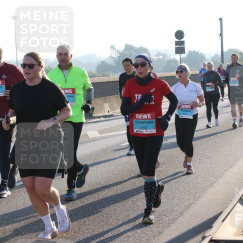 03.10.2025 - Köhlbrandbrückenlauf Lena Gebhardt http://msf.ph/oto/9047942 03.10.2025 09:30:05 Position 1 3098, 3349, 3, 2565, 2895 meine-sportfotos.de
