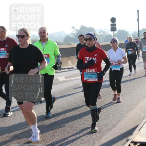 03.10.2025 - Köhlbrandbrückenlauf Lena Gebhardt http://msf.ph/oto/9047944 03.10.2025 09:30:06 Position 1 3098, 3349, 2565 meine-sportfotos.de