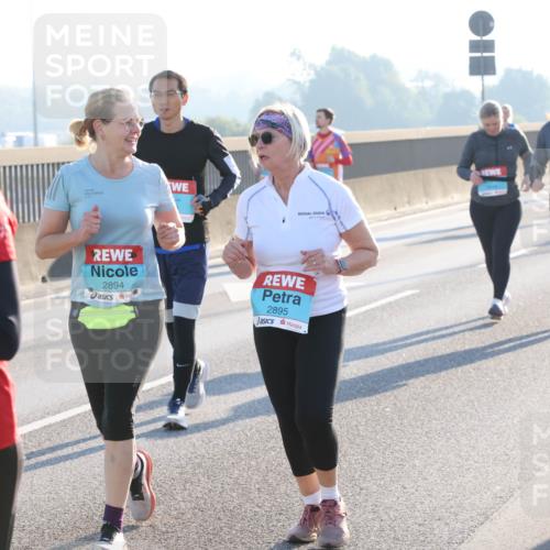 03.10.2025 - Köhlbrandbrückenlauf Lena Gebhardt http://msf.ph/oto/9047967 03.10.2025 09:30:07 Position 1 2565, 2894, 2895 meine-sportfotos.de
