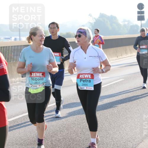 03.10.2025 - Köhlbrandbrückenlauf Lena Gebhardt http://msf.ph/oto/9047970 03.10.2025 09:30:07 Position 1 2565, 2894, 2895 meine-sportfotos.de