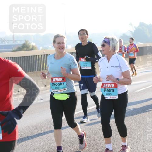 03.10.2025 - Köhlbrandbrückenlauf Lena Gebhardt http://msf.ph/oto/9047977 03.10.2025 09:30:08 Position 1 7, 2565, 2894, 3801, 2895 meine-sportfotos.de