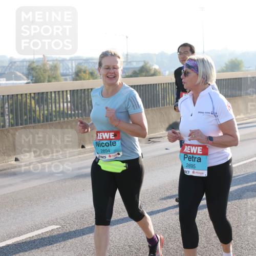 03.10.2025 - Köhlbrandbrückenlauf Lena Gebhardt http://msf.ph/oto/9047990 03.10.2025 09:30:08 Position 1 2894, 2895 meine-sportfotos.de