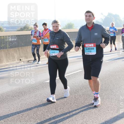 03.10.2025 - Köhlbrandbrückenlauf Lena Gebhardt http://msf.ph/oto/9048028 03.10.2025 09:30:11 Position 1 2548, 2182 meine-sportfotos.de