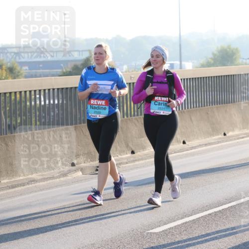 03.10.2025 - Köhlbrandbrückenlauf Lena Gebhardt http://msf.ph/oto/9048111 03.10.2025 09:30:16 Position 1 2520, 2531, 2178 meine-sportfotos.de