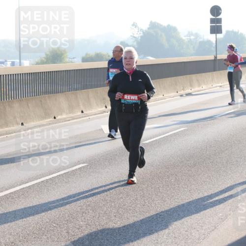 03.10.2025 - Köhlbrandbrückenlauf Lena Gebhardt http://msf.ph/oto/9048174 03.10.2025 09:30:19 Position 1 2535 meine-sportfotos.de