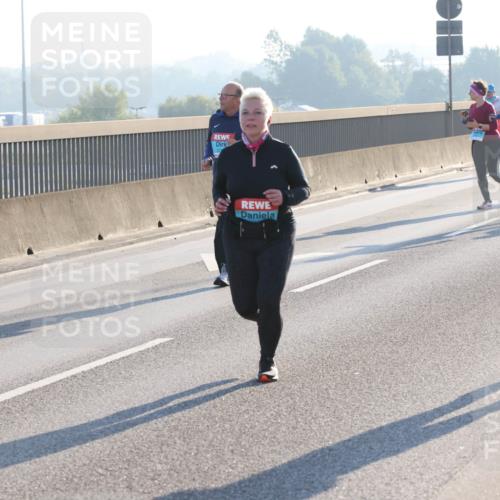 03.10.2025 - Köhlbrandbrückenlauf Lena Gebhardt http://msf.ph/oto/9048179 03.10.2025 09:30:19 Position 1 2535 meine-sportfotos.de