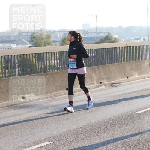 03.10.2025 - Köhlbrandbrückenlauf Lena Gebhardt http://msf.ph/oto/9048197 03.10.2025 09:30:20 Position 1 2535, 3517 meine-sportfotos.de