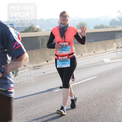 03.10.2025 - Köhlbrandbrückenlauf Lena Gebhardt http://msf.ph/oto/9048341 03.10.2025 09:30:31 Position 1 234, 2620 meine-sportfotos.de