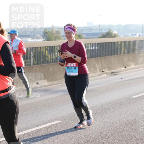 03.10.2025 - Köhlbrandbrückenlauf Lena Gebhardt http://msf.ph/oto/9048374 03.10.2025 09:30:33 Position 1 2347, 2620, 3284 meine-sportfotos.de
