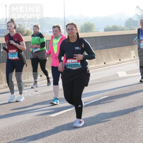 03.10.2025 - Köhlbrandbrückenlauf Lena Gebhardt http://msf.ph/oto/9048458 03.10.2025 09:30:40 Position 1 3290, 3571, 2452 meine-sportfotos.de