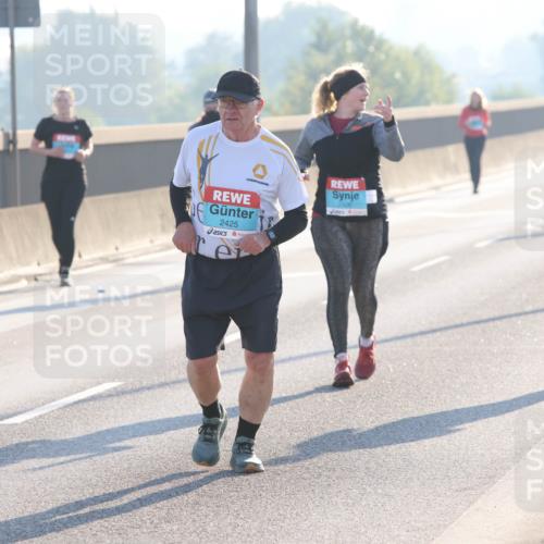 03.10.2025 - Köhlbrandbrückenlauf Lena Gebhardt http://msf.ph/oto/9048700 03.10.2025 09:30:51 Position 1 2426, 2425 meine-sportfotos.de