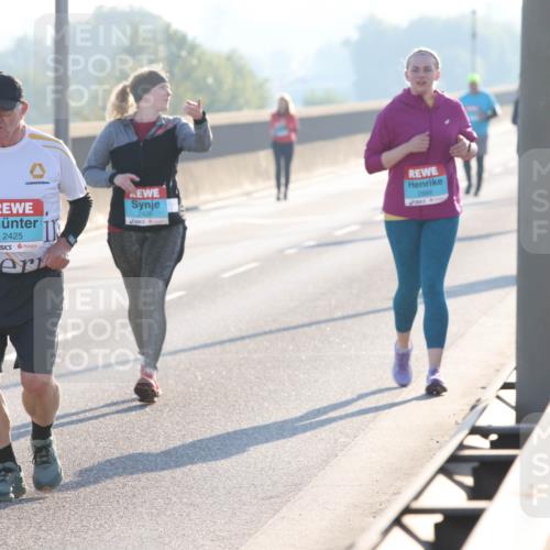 03.10.2025 - Köhlbrandbrückenlauf Lena Gebhardt http://msf.ph/oto/9048708 03.10.2025 09:30:51 Position 1 11, 2425, 2426, 2666 meine-sportfotos.de