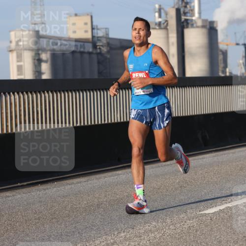 03.10.2025 - Köhlbrandbrückenlauf Lena Gebhardt http://msf.ph/oto/9048804 03.10.2025 09:31:32 Position 1  meine-sportfotos.de