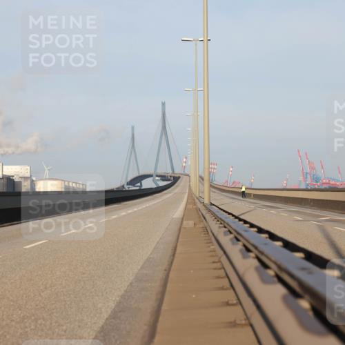 03.10.2025 - Köhlbrandbrückenlauf Lena Gebhardt http://msf.ph/oto/9048950 03.10.2025 09:07:41 Position 1  meine-sportfotos.de