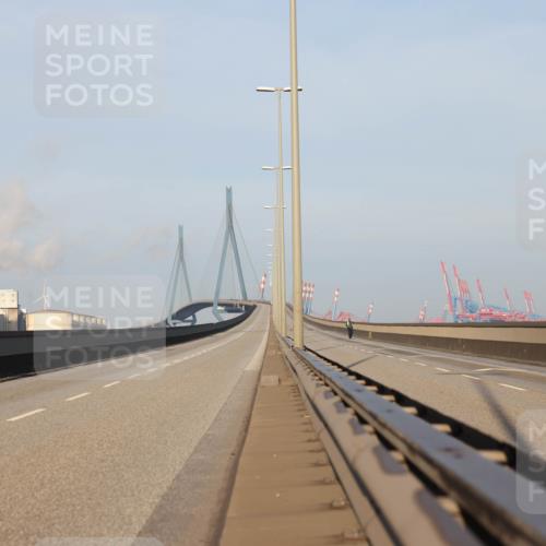 03.10.2025 - Köhlbrandbrückenlauf Lena Gebhardt http://msf.ph/oto/9048964 03.10.2025 09:07:47 Position 1  meine-sportfotos.de