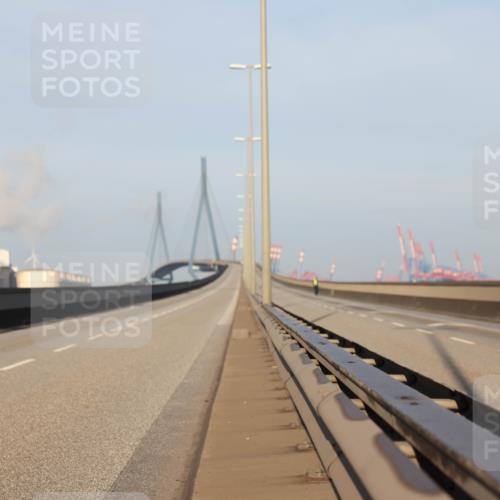 03.10.2025 - Köhlbrandbrückenlauf Lena Gebhardt http://msf.ph/oto/9048974 03.10.2025 09:07:50 Position 1  meine-sportfotos.de