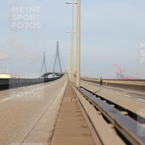 03.10.2025 - Köhlbrandbrückenlauf Lena Gebhardt http://msf.ph/oto/9048990 03.10.2025 09:09:10 Position 1  meine-sportfotos.de