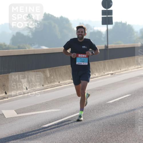 03.10.2025 - Köhlbrandbrückenlauf Lena Gebhardt http://msf.ph/oto/9049373 03.10.2025 09:12:16 Position 1 3760 meine-sportfotos.de