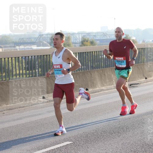 03.10.2025 - Köhlbrandbrückenlauf Lena Gebhardt http://msf.ph/oto/9049440 03.10.2025 09:12:28 Position 1 1013, 2968 meine-sportfotos.de