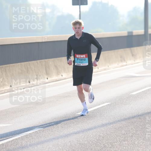 03.10.2025 - Köhlbrandbrückenlauf Lena Gebhardt http://msf.ph/oto/9049479 03.10.2025 09:12:54 Position 1 3127 meine-sportfotos.de