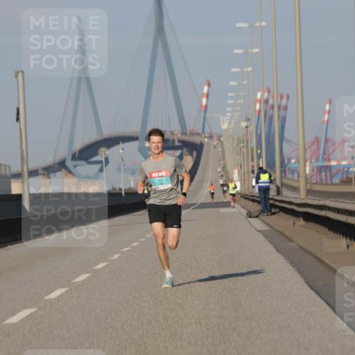 03.10.2025 - Köhlbrandbrückenlauf Jannik Wohlers http://msf.ph/oto/9049773 03.10.2025 09:35:00 Position 3  meine-sportfotos.de