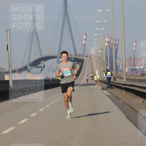03.10.2025 - Köhlbrandbrückenlauf Jannik Wohlers http://msf.ph/oto/9049787 03.10.2025 09:35:00 Position 3 3782 meine-sportfotos.de