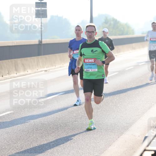 03.10.2025 - Köhlbrandbrückenlauf Lena Gebhardt http://msf.ph/oto/9049875 03.10.2025 09:13:20 Position 1 2702 meine-sportfotos.de