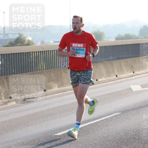 03.10.2025 - Köhlbrandbrückenlauf Lena Gebhardt http://msf.ph/oto/9050380 03.10.2025 09:14:01 Position 1 402 meine-sportfotos.de