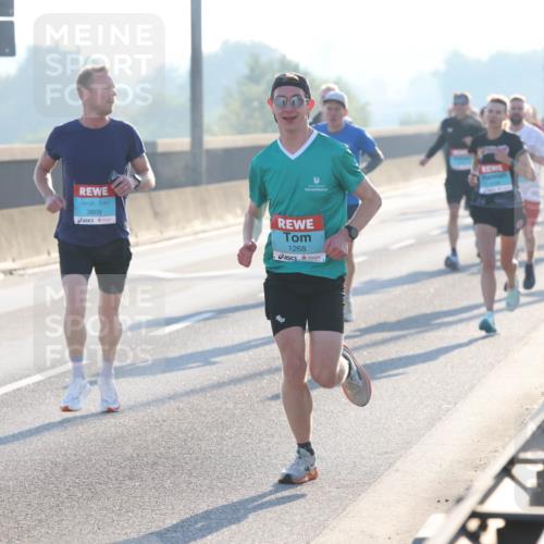 03.10.2025 - Köhlbrandbrückenlauf Lena Gebhardt http://msf.ph/oto/9050433 03.10.2025 09:14:12 Position 1 3809, 1268 meine-sportfotos.de