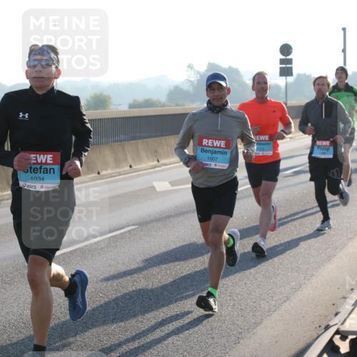 03.10.2025 - Köhlbrandbrückenlauf Lena Gebhardt http://msf.ph/oto/9050580 03.10.2025 09:14:20 Position 1 1034, 1007, 1012 meine-sportfotos.de