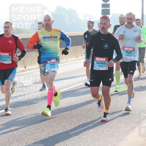 03.10.2025 - Köhlbrandbrückenlauf Lena Gebhardt http://msf.ph/oto/9050720 03.10.2025 09:14:24 Position 1 2, 112, 26, 3490, 3610, 3269, 3267 meine-sportfotos.de