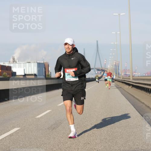 03.10.2025 - Köhlbrandbrückenlauf Jannik Wohlers http://msf.ph/oto/9050910 03.10.2025 09:36:56 Position 3 106, 247 meine-sportfotos.de