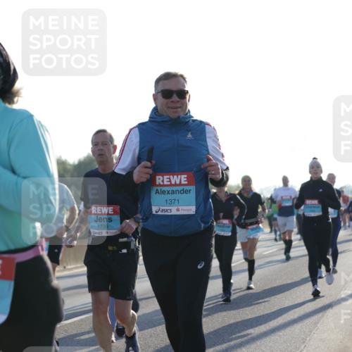 03.10.2025 - Köhlbrandbrückenlauf Jannik Wohlers http://msf.ph/oto/9051107 03.10.2025 09:19:00 Position 3 1337, 1739, 1371 meine-sportfotos.de