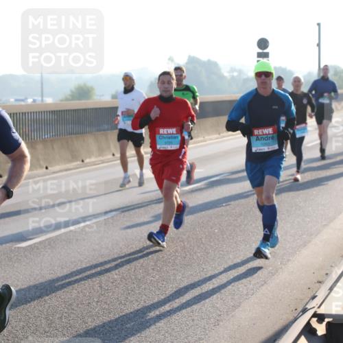 03.10.2025 - Köhlbrandbrückenlauf Lena Gebhardt http://msf.ph/oto/9051460 03.10.2025 09:14:46 Position 1 1028, 6, 3705, 1050 meine-sportfotos.de