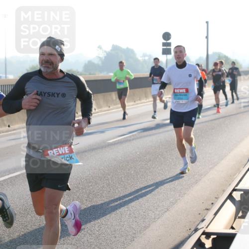 03.10.2025 - Köhlbrandbrückenlauf Lena Gebhardt http://msf.ph/oto/9051677 03.10.2025 09:14:52 Position 1 1040, 3702 meine-sportfotos.de
