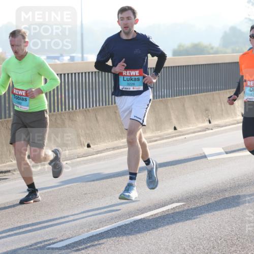 03.10.2025 - Köhlbrandbrückenlauf Lena Gebhardt http://msf.ph/oto/9051730 03.10.2025 09:14:55 Position 1 1462, 3226, 3266 meine-sportfotos.de