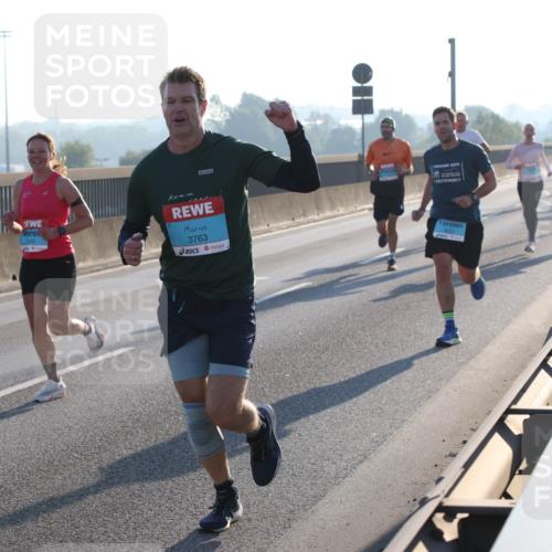 03.10.2025 - Köhlbrandbrückenlauf Lena Gebhardt http://msf.ph/oto/9051923 03.10.2025 09:15:01 Position 1 3249, 3763, 2024 meine-sportfotos.de